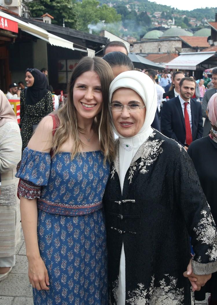 <p>Cumhurbaşkanı Recep Tayyip Erdoğan, Bosna Hersek ziyaretlerine devam ediyor. Cumhurbaşkanı Erdoğan’a Bosna Hersek ziyareti kapsamında eşi Emine Erdoğan da eşlik ediyor.</p>
