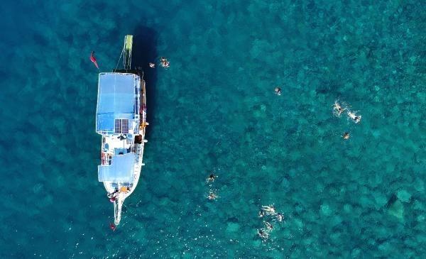 <p>ADADA TATLI SU KAYNAĞI VAR<br />
<br />
Suluada'nın Gelidonya Feneri Burnu'na yaklaşık 7 kilometre, 4.3 deniz mili uzaklıkta olduğunu belirten Acar, uzun ve dar olan adanın boyunun yaklaşık 1200 metre olduğunu kaydetti. Adanın şekli itibarıyla yunusa benzetildiğini de söyleyen Acar, adını ise adada çıkan tatlı su kaynağından aldığını dile getirdi. Adanın doğu tarafında bir noktadan tatlı su çıktığını belirten Acar, “İçmesuyu gayet lezzetli. Yapılan araştırmalarda da insan sağlığına hiçbir zararı olmadığı belirlenmiş. Adanın dağdan koptuğu ve deniz altından bir damar aracılığıyla dağlarda biriken kar sularının adaya ulaştığı belirlenmiş" dedi.</p>
