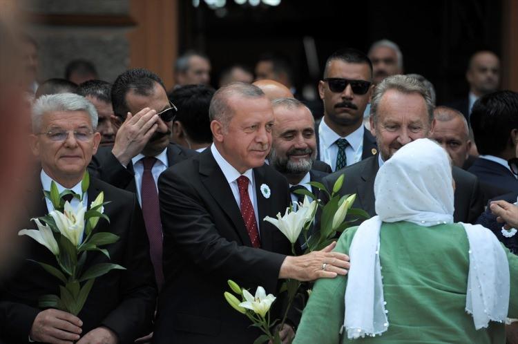 <p>Cumhurbaşkanı Erdoğan ve beraberindekiler ile Bosnalı vatandaşlar burada, soykırım kurbanları için dua etti ve aracın üzerine çiçekler yerleştirdi.</p>
