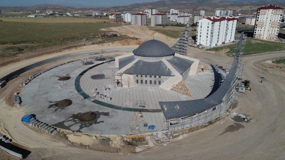 <p>Sivas Belediye Başkanı Hilmi Bilgin, AA muhabirine yaptığı açıklamada, 2017 yılında temeli atılan ve mimarisiyle Türkiye'de fark yaratan "ay yıldız" caminin inşaatının son aşamaya geldiğini söyledi.</p>
<p> </p>