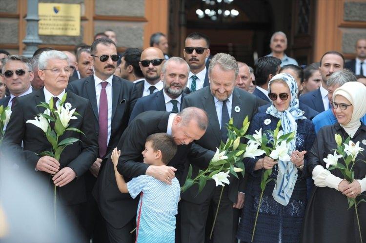 <p>Programda Bosna Hersek Halk Meclisi Başkanı Bakir İzzetbegoviç ve Bosna Hersek'in Devlet Başkanlığı Konseyi üyesi Şefik Caferoviç ile Cumhurbaşkanı Erdoğan'ın eşi Emine Erdoğan da yer aldı.</p>