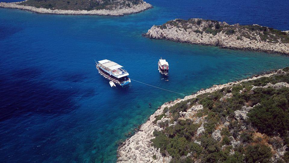 <p>Özdemir, Kaş'ın su altı sporları için sunduğu imkanların dünyaca bilindiğini belirterek, dalış için bölgeye en çok İngiliz ve Alman turistin geldiğini dile getirdi.</p>
<p> </p>