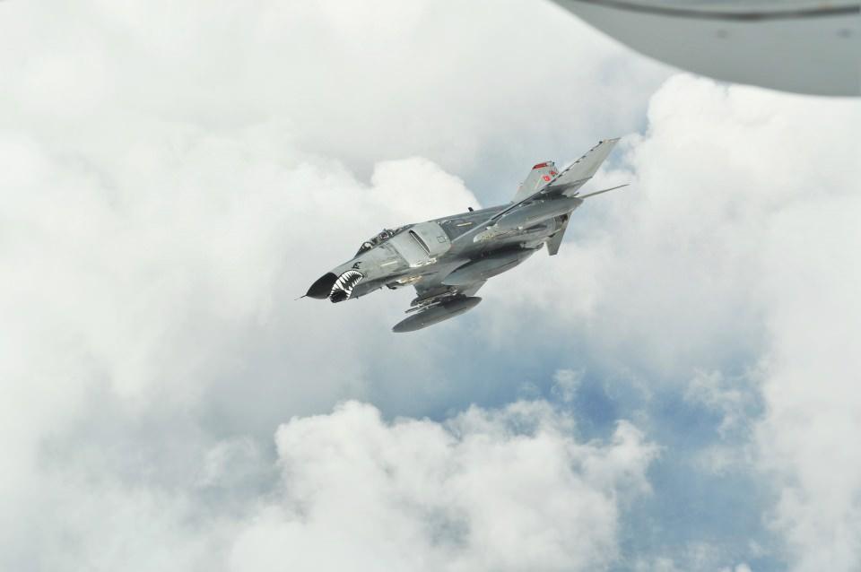 <p>Yakıt ikmalinden ayrılan F-4 2020 Phantom uçağı.</p>

<p> </p>
