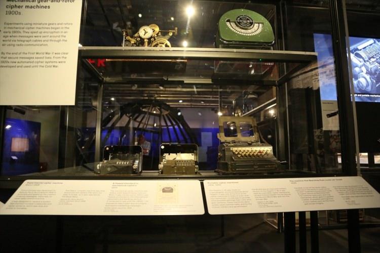 <p>Sergide Alman şifreleme cihazı Enigma’nın şifresinin kırıldığı İngiliz istihbarat üssü Bletchley Park’tan getirilen cihaz ve belgeler de yer aldı.</p>
