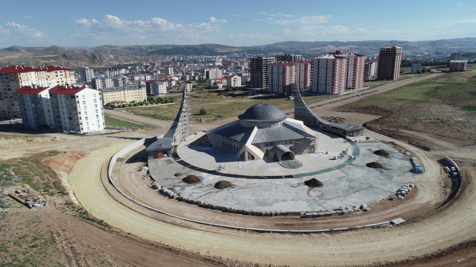 <p>Camide taziye bölümleri, kapalı otopark ve sosyal alanlar da bulunuyor. </p>
<p> </p>