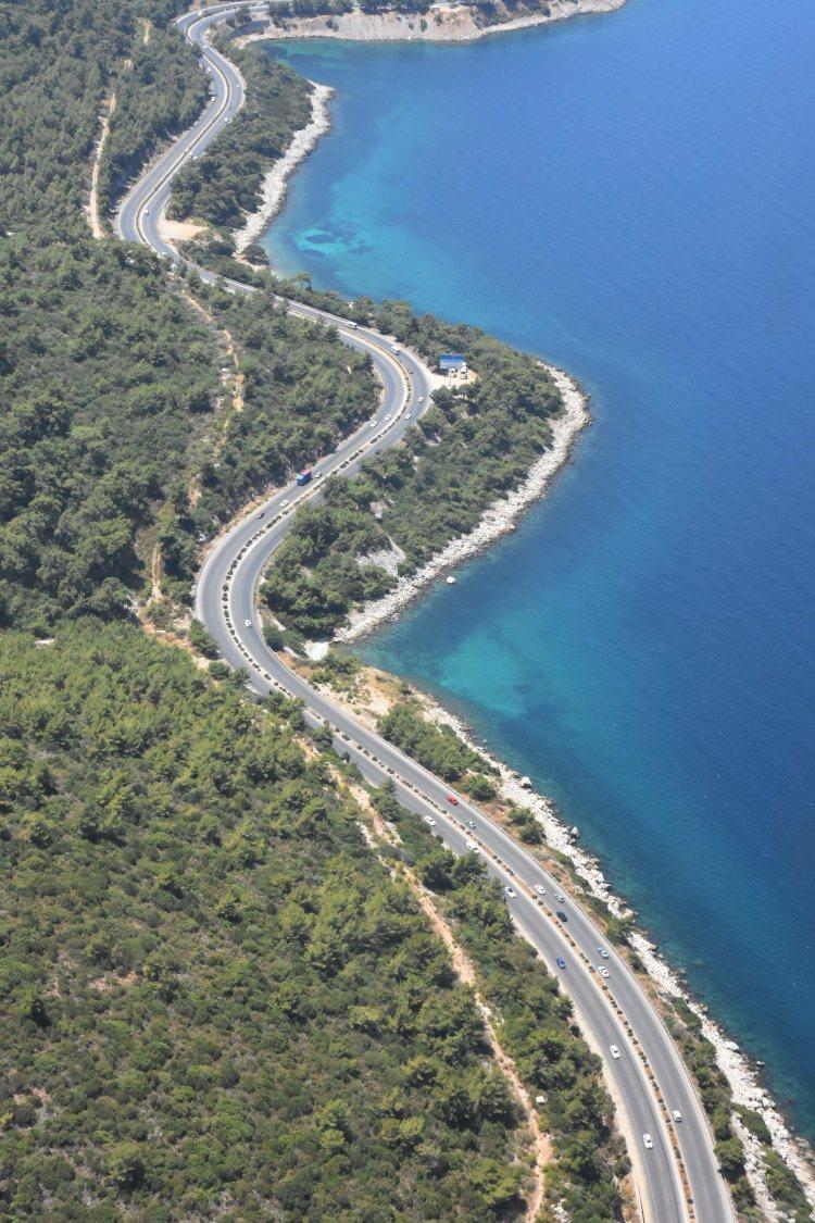 <p>Denetim faaliyetlerini sürdüren helikopter, Ören Mahallesi'nde ormanlık alanda dumanların yükseldiğini fark ederek olay yerine gitti. </p>
<p> </p>
