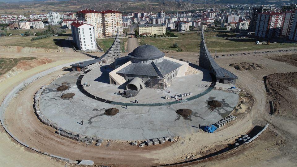<p>Kalabalık cemaatle kılınan namazlarda mevcut camilerin yetersiz kaldığını ve sorunlar yaşandığını ifade eden Bilgin, ay yıldız caminin özellikle cenazenin yıkama işleminden, taziyeye kadar tüm aşamalarda hizmet vereceğini dile getirdi. Bilgin, "Arkadaşlarımız yapım aşamasını titizlikle sürdürdü. İnşallah eylül, ekim gibi ibadete açtığımızda şehrimize değer katan bir proje olacak. Bundan sonra bize düşen, her vakitte içini doldurmak." diye konuştu.</p>
<p> </p>