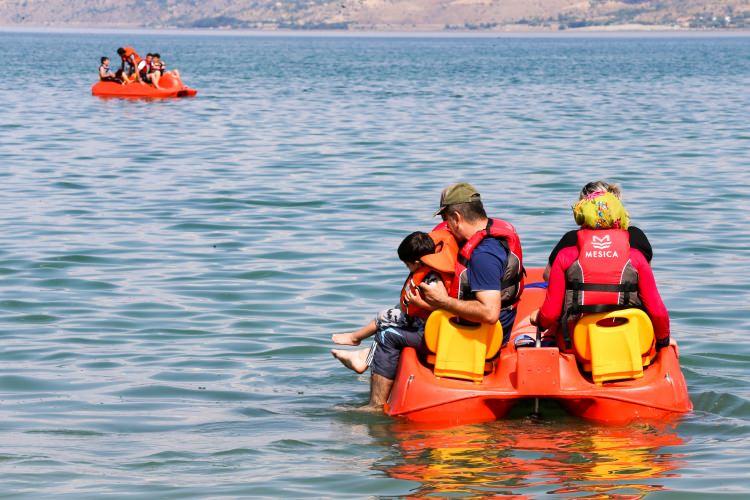 <p>Günübirlik ziyaretçiler ise göle 25 kilometre uzaklıktaki kent merkezinde bulunan ve 2 bin 400 civarında yatak kapasitesine sahip lüks otel ve misafirlerde konaklayabiliyor.</p>
