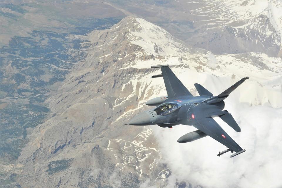 <p>Yakıt ikmali bekleyen F-16 uçağımız</p>

<p> </p>
