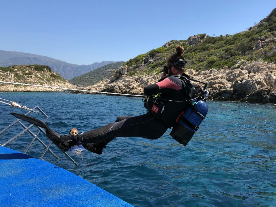 <p>Bu sebeple dünyanın dört bir tarafından Kaş'a akın edilmekte. Biz Kaş'ı Türkiye'deki dalış noktaları arasında bir mabet olarak görüyoruz. Bunun en önemli sebepleri su sıcaklığı ve su altındaki canlılar." diye konuştu.</p>