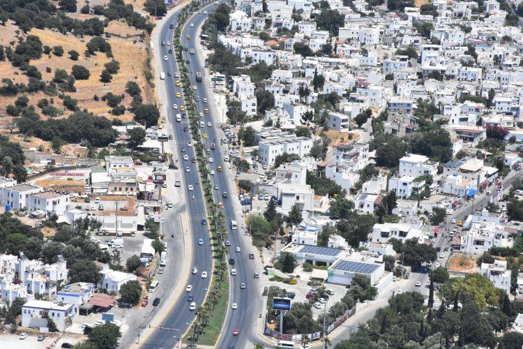 <p>1 Temmuz itibariyle Muğla'da konuşlanan "uçan göz" olarak da nitelendirilen polis helikopteri, gece gündüz kayıt yapma, çok uzak mesafelerden plaka ve yüz tanıma yapabilen özel kamera donanımına sahip.</p>
<p> </p>