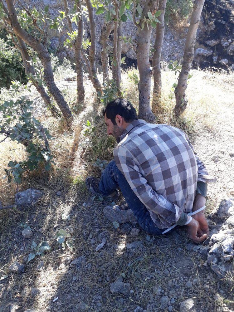 <p>teröristlerden İ.A.’nın, jandarmada verdiği ilk ifadesinde belirttiği yerlerde yapılan aramada ise RPG 7 roketatar, roketatar sevk fişeği, 50 fişek, 1 uzun namlulu silah, dürbün, hücum yelekleri, telsiz, batarya ve 50 metre uzunluğunda kablo bulundu. </p>