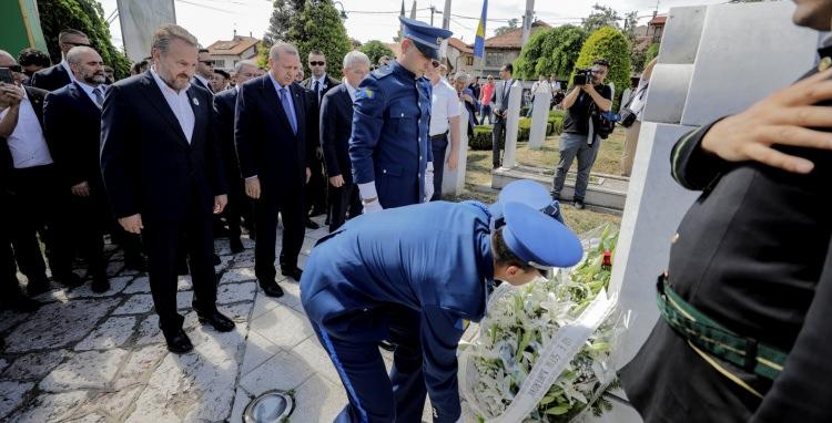 <p>Şehitlik girişinde kendisini bekleyen vatandaşları selamlayan Erdoğan, Meçhul Asker Anıtı'na ve Aliya İzzetbegoviç'in mezarına çelenk bırakarak dua etti.</p>
