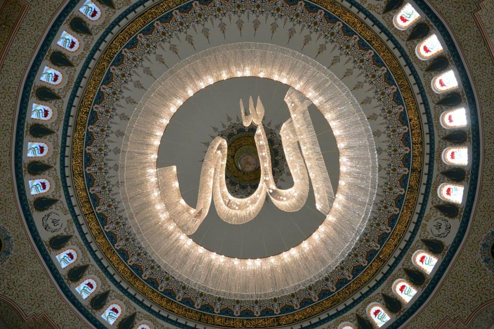 <p>"Dikkat çekecek projelere imza atmak gerekiyor. Farklı olsun, güzel olsun ve fark edilsin anlayışıyla hem geçmiş cami kültürümüze ve mimarisine uygun hem Cumhuriyet dönemi birleşiminden her iki kültürü de birleştirecek bir proje ortaya konuldu.</p>
<p> </p>