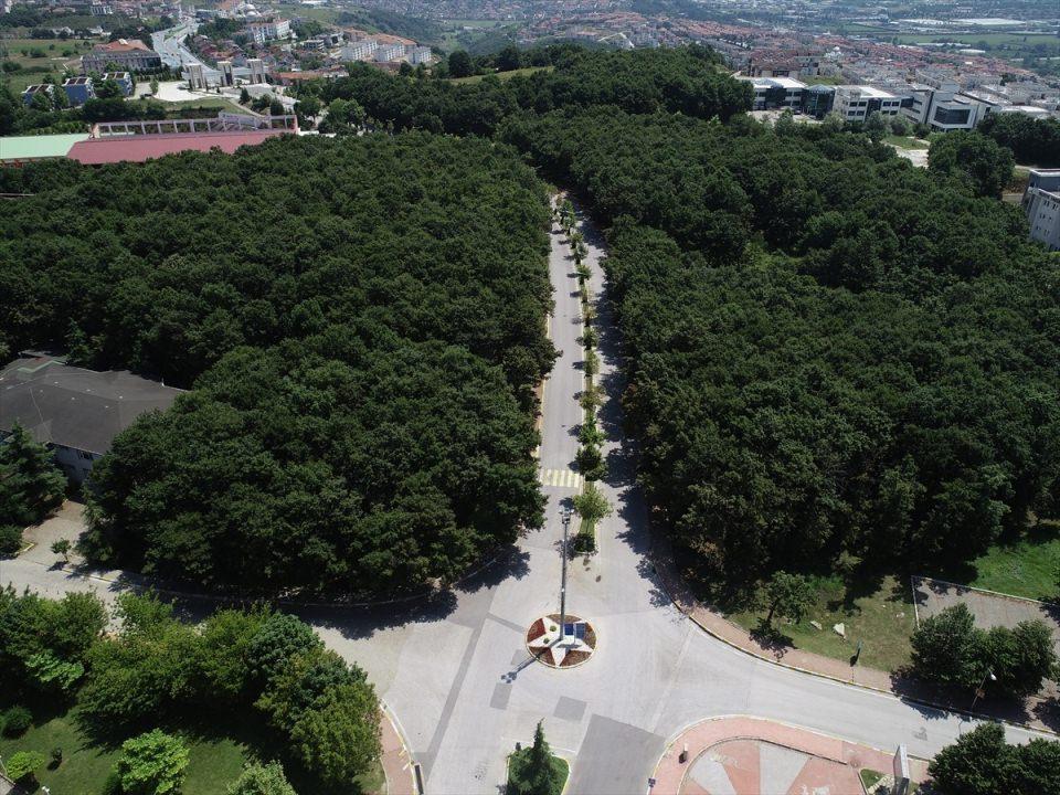 <p><strong>"Kantinler, eğitim binalarının dışına alınacak"</strong></p>
<p>Rektör Savaşan, kantinlerin öğrencilerin en fazla vakit geçirdiği ve gün içerisinde ihtiyaç giderdiği mekanlardan birisi olduğuna işaret ederek, süreç içerisinde bunları eğitim binalarından dışarı çıkaracaklarını bildirdi.</p>