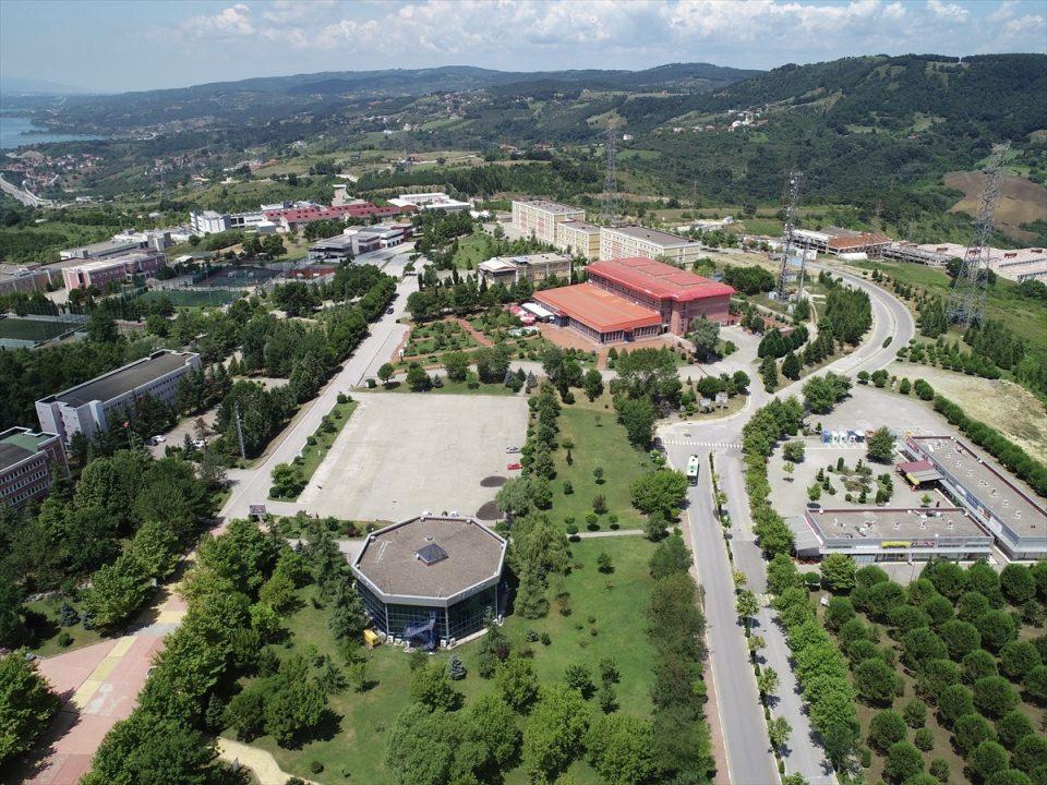 <p>Savaşan Yaşayan Kampüs Projesi'nin, SAÜ öğrencileri, çalışanları ve kentteki vatandaşların daha fazla sosyal imkan, spor alanları ve daha fazla hoşça vakit geçirebilecekleri alanlara kavuşmasına yönelik bir proje olduğuna değindi.</p>

<p> </p>
