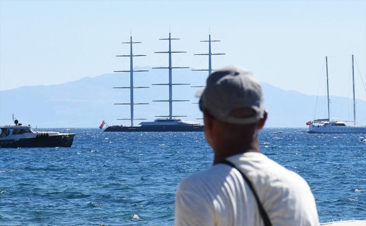 <p>Dünyanın en büyük yelkenlilerinden biri olan 150 milyon dolarlık "Malta Şahini" Bodrum’a demirledi. Yunan uyruklu iş kadını Elena Ambrosiadou’ya ait yelkenli yata vatandaşlar hayranlıkla baktı.</p>

<p> </p>

