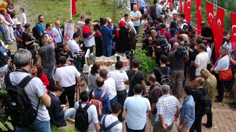 <p>Uçakla gelen heyet, Trabzon Havalimanı’nın ardından Maçka ilçesinde şehit Eren Bülbül’ün kabrini ziyaret etti. Ziyarete, AK Parti Trabzon milletvekilleri Muhammet Balta, Salih Cora, Bahar Ayvazoğlu, Maçka Belediye Başkanı Koray Koçhan ile yolcular katıldı. Uçağın adının Eren Bülbül olması yönünde sosyal medyada kampanya başlata</p>
