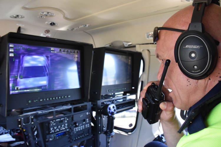 <p> Helikopterin Havacılık Dairesi Başkanlığından geldiğini anlatan Tosun, "Helikopter, turizm sezonu boyunca tahsis edildi. Donanımlı, termal kamerasıyla gece ve gündüz görüntü alabiliyor. Sadece trafik değil, asayiş ve bölgede yaşanacak olumsuzluklar gibi her türlü olaylarda hizmet verecek." ifadelerini kullandı.</p>
<p> </p>
