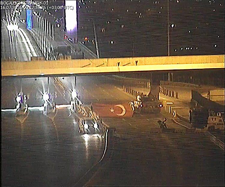 <p>Boğaziçi Köprüsü'nde Söğütlüçeşme istikametindeki metrobüs durağında bekleyen vatandaşlar, sabah saatlerinde darbeci askerlerin top atışı sonucu bacaklarından ağır yaralanıyor. </p>
<p> </p>