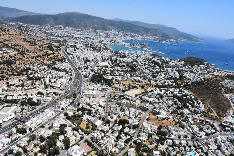 <p>Turizm sezonu boyunca Muğla Emniyet Müdürlüğü hizmetine verilen helikopter, gün içerisinde trafiğin yoğun olduğu turistik merkezlerdeki kara yolu güzergahlarında görev alacak.</p>
<p> </p>