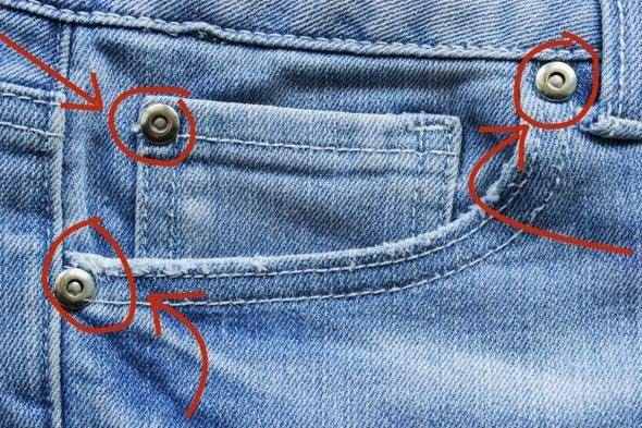 <p>Cep kenarlarındaki tuhaf düğmeler </p>

<p>Levi Strauss ilk kot pantolonu ürettiğinde en büyük problem, pantolonu giyen işçilerin hareketlerinden ötürü sık sık yırtılma sorunlarının görülmesiydi. (O dönemler kot pantolonu en çok altın işçileri giyiyordu.) Bu düğmeler de esasında yırtılma problemlerini engelleyebilmek için yapılmıştı.</p>
