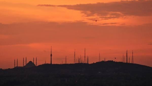 <p>Gün doğumuyla birlikte kızıla boyanan gökyüzü kartpostallık görüntülere sahne oldu</p>