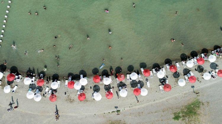 <p>Hazar Gölü'nde tatil yapmayı herkese tavsiye ettiğini aktaran Polat, "Karadeniz'e, Antalya, Mersin'e gittik ama burası bize daha cazip geliyor. Yakın olması bizim için başka bir avantaj. Daha rahat oluyor, uzağa gitmektense burayı tercih ediyoruz." dedi. </p>
