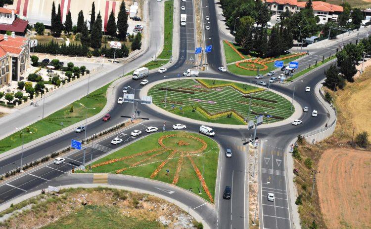 <p>Ekipler, yangının yeni başladığını ve önlem alınması gerektiğini Muğla Orman Bölge Müdürlüğüne bildirerek bölgenin koordinatlarını verip yardım talep etti. Kısa sürede bölgeye gelen orman ekipleri de yangını büyümeden söndürerek olası bir facianın önüne geçti.</p>
<p> </p>