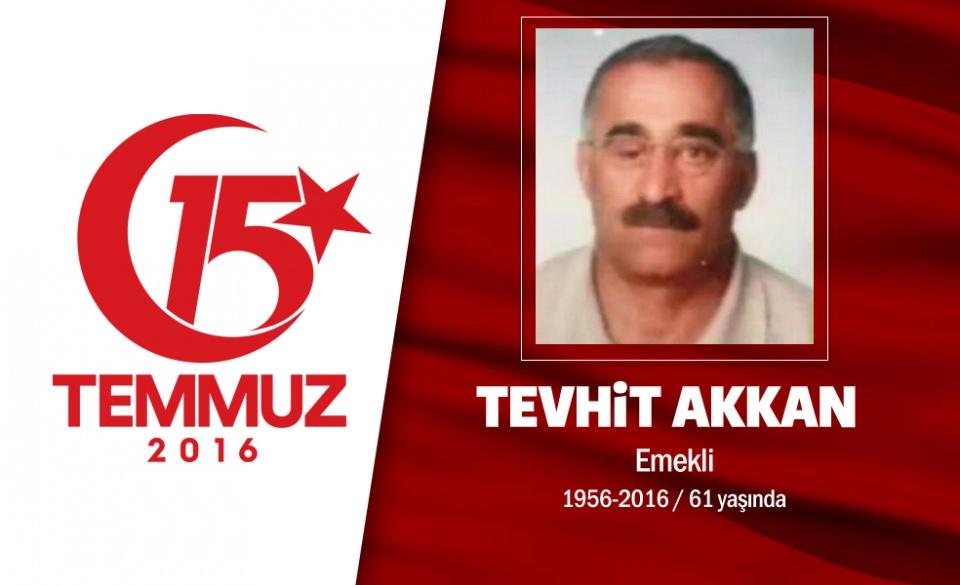 <p>60 yaşındaki Tevhit Akkan, Ankara’da seyyar satıcılık yapıyordu. Erzurum Horasanlı Tevhit Akkan, 15 Temmuz gecesi 3 oğluyla sokağa çıktı. Ankara’da yolun çatışmaların yaşanığı Jandarma Genel Komutanlığı önüne gitti. Baba Tevhit Akkan, oğullarıyla birlikte tankların üzerine yürüdü. Darbecilere, “Aynı vatandandayız, aynı milletteniz” dediler ama kurşunların hedefi oldular. Baba Tevhit Akkan, oğluna isabet edecek kurşunun önüne geçti, şehit oldu. Darbecilerin saldırsında Tevhit Akkan’ın 2 oğlu Nahit ve Ferit ise yaralandı, gazi oldu.  Oğulları darbe girişimi sonrası demokrasi nöbetlerine katıldı, “Vatan sağolsun, Babamızdan devraldığımız  nöbetteyiz” dediler.  </p>

<p> </p>
