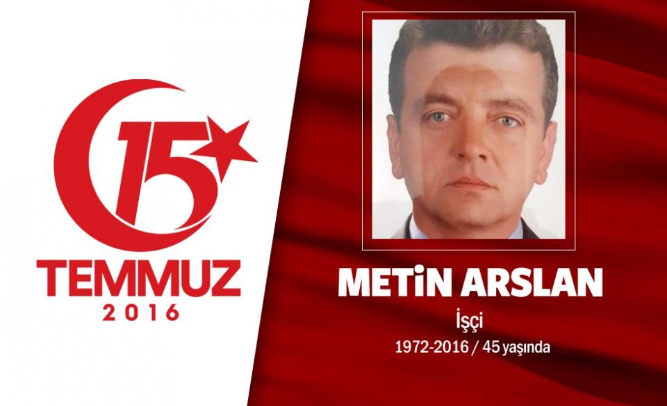 <p>44 yaşındaki Metin Arslan, ekmek parasını kazanmak için ıstanbul’a gelmişti. inşaat işçisiydi. Önce Boğaziçi Köprüsü’ne gitti, ardından İBB binasına... 15 Temmuz gecesi, hain darbecilerin hedef aldığı yerlerden biri de istanbul Büyükşehir Belediyesi’ydi. Onlarca darbeci, belediyeyi işgal edince Metin Arslan, engel olmak istedi. Saraçhane’deki İBB binaının önüne geldiğinde işgalci darbeciler, ateş açtı. 44 yaşındaki inşaat işçisi Metin Arslan, Karabük'te toprağa verildi. Baba Zeki Arslan, Türk bayrağına sarılı oğlunun tabutu başında taziyeleri kabul etti. Kılınan cenaze namazının ardından Arslan'ın cenazesi Özlebeli Mezarlığı'nda defnedildi. </p>

<p> </p>
