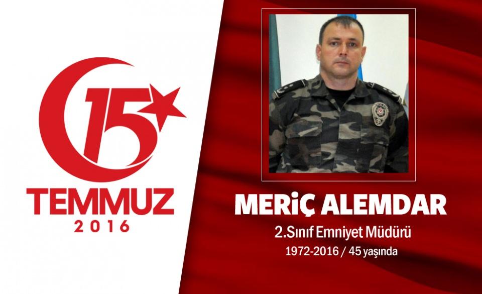 <p>1972 doğumlu Meriç Alemdar 2. sınıf emniyet müdürüydü. 2014 yılında Gaziantep Mürşitpınar Sınır Kapısı’nda görevliyken Kobani’den atılan hava mermisiyle başından yaralanan Alemdar, tedavisinin ardından görevine döndü. 15 Temmuz darbe girişimi sırasında Gölbaşı Özel Harekat Daire Başkanlığı görevini yürütüyordu. Darbeci hainlerin ele geçirdiği savaş uçaklarından atılan bombalar neticesinde 52 meslektaşıyla birlikte Gölbaşı Özel Harekat Daire Başkanlığı’nda şehit oldu. Cenazesinde oğlu Yusuf Tuna ve kızı Pelin asker selamı durdu. Şehidin babası emekli öğretmen Ali Alemdar ise, oğlunun acısına dayanamadı. Birkaç gün sonra kalp krizi geçiren baba Ali Alemdar kurtarılamadı.</p>

<p> </p>
