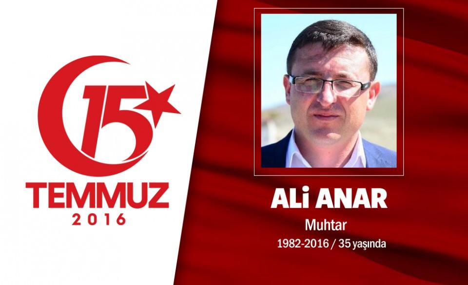 <p>35 yaşındaki Ali Anar, Ankara’nın Kazan ilçesine bağlı Ahi Köyü’nün muhtarıydı. 15 Temmuz gecesi, darbe girişiminin merkezi konumundaki Akıncı Üssü’ne doğru, vatan hainlerini engel olmak üzere yola çıktı. Kendi milletine ateş eden uçakların kalkışını engellemekti amacı. Askeri üs önünde darbecilerin açtığı ateş sonucu vuruldu, ağır yaralandı. Hastaneye kaldırıldı ancak yapılan tüm müdahalelere rağmen şehadet şerbetini içti. 35 yaşındaki eşi Nuray Anar, şehit olmadan önce, "Eşim üzerine beyaz gömleğini giymişti. Gelip yanıma oturdu ve bana 'Vay hainler, ülke ne hale geldi' dedi. Aynada saçlarını taradı, yüzü çok güzeldi." dedi. Ali Anar ardında en küçüğü 4,5 en büyüğü 15'inde 6 çocuk ve bir eş bıraktı. </p>

<p> </p>
