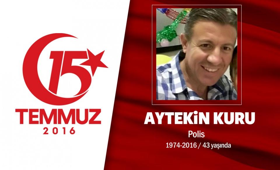 <p>43 yaşındaki Aytekin Kuru 21 yıllık polis memuruydu. 15 Temmuz'dan 15 gün önce Ankara Emniyet Müdürlüğü Kaçakçılık ve Organize Suçlarla Mücadele Şube Müdürlüğü'ndeki görevinden Özel Harekat Daire Başkanlığı'na atanmıştı.</p>

<p>Eşiyle son konuşmasında, “Buralar çok karışık, ne olduğunu anlamaya çalışıyoruz ancak gördüğüm kadarıyla askeri uçaklar bize saldırıyor. Beni artık beklemeyin"  dedi. Adana Kozan'da oturan ailesi darbe girişimi gecesi hainlerin hava saldırısını duyunca oğullarını aradı,  ulaşamadı. Annesi Esma Kuru ve eşi Ayşe, şehidi Ankara Adli Tıp Kurumu Morgu'nda yüzüğünden tanıdı. 14 yaşındaki kızı Rabia Gizem ve 5 yaşındaki oğlu Mehmet Gürkan artık yetim. Şehit Aytekin Kuru, Adana Kozan'da vatan toprağına emanet edildi.</p>
