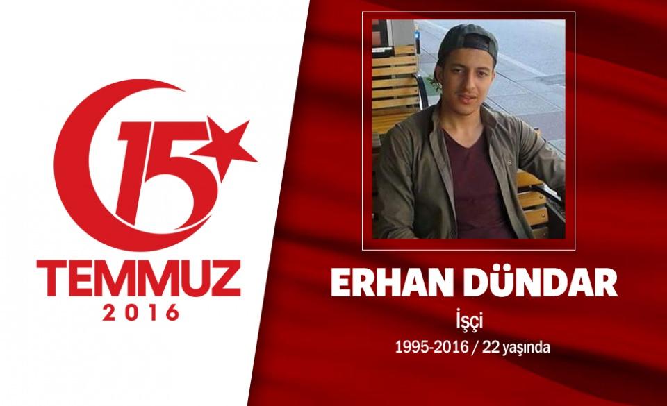 <p>21 yaşındaki sağır ve dilsiz Erhan Dündar, 15 Temmuz gecesi darbeci askerler tarafından açılan ateşle ağır yaralanmıştı. 10 gün boyunca Çapa Tıp Fakültesi Hastanesi’nde yoğun bakımda kalan Dündar, 25 Temmuz tarihinde şehit oldu. Ailenin tek çocuğu olan Erhan Dündar, milli iradeye sahip çıkmak için önce Atatürk Havaalanında ardından İstanbul Sultangazi’de darbeci askerlerin karşısına dikildi. Aslen Malatyalı olan henüz 21 yaşındaki engelli Erhan Dündar, Cumhurbaşkanı Recep Tayyip Erdoğan’ın çağrısı öncesi babasıyla birlikte Atatürk Havalimanı’na gitti. Gece 03.00’ten sonra Sultangazi’ye dönen Erhan Dündar ve babası, İstanbul Sultangazi’deki Baştabya Askeri Kışlası önünde darbeci askerler tarafından açılan ateş sonucu ağır yaralandı. Dündar, 10 gün boyunca yaşam mücadelesi verdi. 25 Temmuz’da vefat eden Şehit Erhan Dündar, Sultangazi Merkez Camii’nde kılınan cenaze namazının ardından Edirnekapı Şehitliği’ne defnedildi.</p>

<p> </p>
