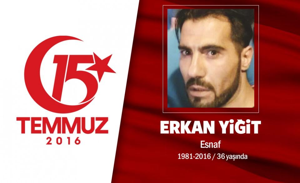 <p>35 yaşındaki Erkan Yiğit, Ankara esnaflık yapıyordu. 15 Temmuz eşinin doğum günüydü ve bir program yapmışlardı ancak hain darbe girişimi sonrası ikiz kardeşiyle birlikte direnişe katıldı. Cumhurbaşkanlığı Külliyesi'ni savunan ikiz kardeşler Erkan ve Volkan Yiğit, sabah 06.30 sıralarında hain darbecilerin bombalarının hedefi oldu. Erkan şehit oldu, ikiz kardeşi Volkan gazi... Gazi Volkan Yiğit, "O gün vatan sadece 'toprak' değildi. O gün vatan, Recep Tayyip Erdoğan'dı. Allah onu bize bağışladı da sonuçta şehidimiz şehit, biz gazi olduk. " dedi. Erkan Yiğit, geride 28 yaşındaki eşi Sevgi Yiğit ile iki çocuğunu bıraktı. </p>

<p> </p>
