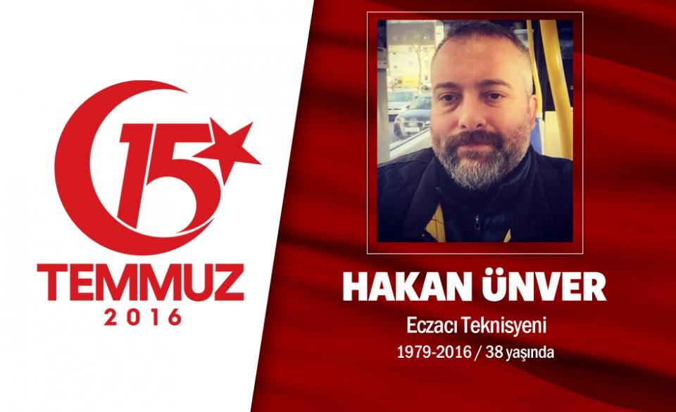 <p>37 yaşındaki Hakan Ünver, eczacı teknisyenliği yapıyordu. Meslektaşı Ayşe Nur Lüy Ünver ile evliydi. 15 Temmuz gecesi Cumhurbaşkanı Erdoğan’ın çağrısı üzerine arkadaşlarıyla birlikte hain darbecilere karşı direnişe katıldı. Ardından Emniyet Müdürlüğü önüne gitti, bölgedeki darbecilere engellemeye çalıştı. Hain darbecilerin ele geçirdikleri savaş uçaklarından açtığı ateş sonucu şehit düştü. Şehit Hakan Ünver’in cenazesi Ankara Demetevler Öz Elif Camii'nde kılınan cenaze namazı sonrası Karşıyaka Mezarlığı'nda defnedildi.</p>