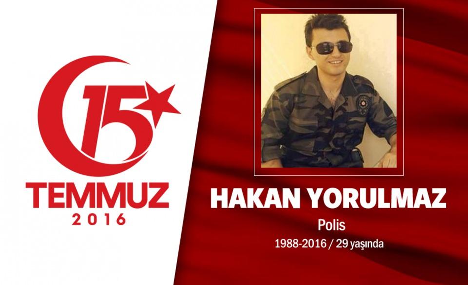 <p>28 yaşındaki Hakan Yorulmaz 6 yıldır özel harekat polisliği yapıyordu. İki yıl önce Ankara Gölbaşı Özel Harekat Daire Başkanlığı'na tayin olmuştu. Sözlüydü, sözlüsü doğum günü için Hakan’a sürpriz hazırlamıştı. Sözlüsüne, ‘Bana birşey olursa, sakın yüzüğü parmağından çıkarma’ demişti. Komiserlik hayali vardı ama doğum gününde şehadet şerbetini içti. Şehit Hakan Yorulmaz, 15 Temmuz gecesi darbecilerin ele geçirdiği savaş uçaklarıyla Gölbaşı Özel Harekat Başkanlığı'na düzenlediği saldırıda şehit düştü. Şehidin kız kardeşi, "Bizleri bırakıp nereye gidiyorsun ağabey. Sen bizim kınalı kuzumuzdun." diyerek gözyaşlarını döktü. Şehit Hakan Yorulmaz, memleketi Kırıkkale'de son yolculuğuna uğurlandı.</p>
<p> </p>
