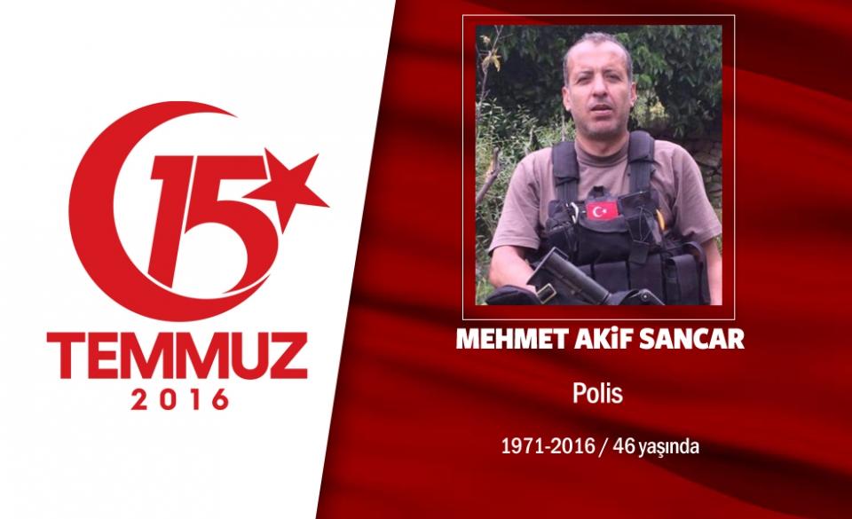 <p>47 yaşındaki Mehmet Akif Sancar, polis memuruydu. Evli ve üç çocuk babası polis memuru, başkent Ankara’daki Gölbaşı Özel Harekat Daire Başkanlığı’nda görev yapıyordu. 15 Temmuz gecesi hain darbecilerin gasp ettiği savaş uçaklarıyla düzenlediği hava saldırısında hayatını kaybetti. Şehit polis Mehmet Akif Sancar, Ankara Elvankent Tevhid Camii’nde düzenlenen tören sonrası son yolculuğuna uğurlandı.  </p>
