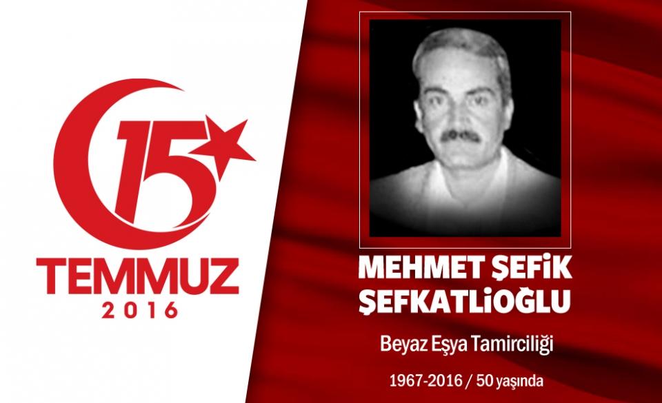 <p>49 yaşındaki Mehmet Şefik Şefkatlioğlu, İstanbul’da beyaz eşya servisinde çalışıyordu. Eşiyle sokağa, “Allah için şehit olursak, oluruz” diyerek sokağa çıktılar. 15 Temmuz gecesi Atışalanı Yanyol mevkiinde otobanda aracının içinde seyir halindeyken, hainlerin kullandığı tank aracın üzerinden geçti. Hain saldırıda Mehmet Şefik Şefkatlioğlu şehit oldu, eşi Gazi Vahide Şefkatlioğlu yaralandı. Aslen Şanlıurfalı olan Şehit Mehmet Şefik Şefkatlioğlu’nun cenazesi, Esenler Sondurak Camii’nden son yolculuğuna uğurlandı.Şehit Mehmet Şefik Şefkatlioğlu, ardında en küçüğü 10 yaşında 3 yetim bıraktı.  </p>
