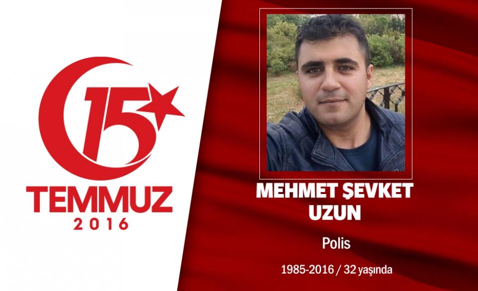 <p>31 yaşındaki Mehmet Şevket Uzun, özel harekat polisiydi. Evliydi ve 4 yaşında Ahmet Talha adında bir oğlu vardı. 15 Temmuz gecesi darbe girişimini duyunca görev başı yaptı. İstinye’deki Borsa İstanbul’u işgal eden darbecilere karşı mücadele etti. Sürücü koltuğundaki Toplumsal Olaylara Müdahale Aracı(TOMA) ile darbecilere engel olmak isteyince, darbeciler tarafından hedef alınarak vuruldu, olay yerinde şehit düştü. Onun şehit düştüğü sırada darbeci binbaşının, “Ateş etmekten çekinmeyin” sözleri duyuluyordu. Şehit Mehmet Şevki Uzun, memleketi Elazığ’ın Ağın ilçesine bağlı Bahadırlar köyünde son yolculuğuna uğurlandı. </p>
