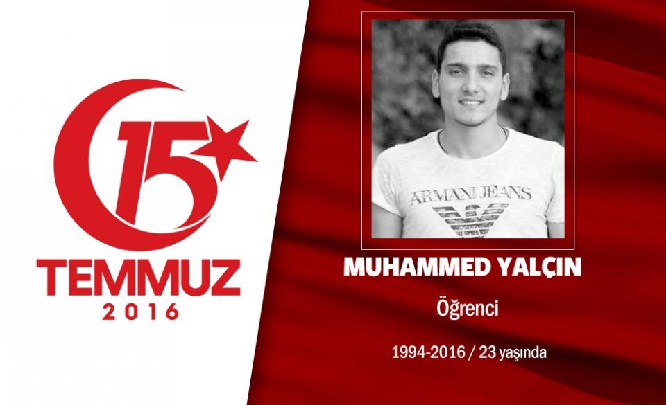 <p>22 yaşındaki Muhammet Yalçın, Ankara Gazi Üniversitesi Beden Eğitimi ve Spor Yüksek Okulu’nda öğrenciydi. 15 Temmuz gecesi Cumhurbaşkanı Erdoğan’ın çağrısı üzerine sokağa çıkarak direnişe katıldı. Cumhurbaşkanlığı Külliyesi çevresindeki hain darbecilere engel olmaya çalıştı. Şehidin babası emekli uzman çavuş Selehattin Yalçın, “Oğlum ile cep telefonu ile konuşuyordum. Bir anda telefonun sesi kesildi” dedi. İşte tam o anda, Cumhurbaşkanlığı Külliyesi yakınlarına darbeci hainlerin ele geçirdiği savaş uçağından atılan bomba nedeniyle şehit düştü. Şehit Muhammet Yalçın’ın cenazesi, memleketi Karaman’ın Kazım Karabekir İlçesi’nde son yolculuğuna uğurlandı.  </p>
