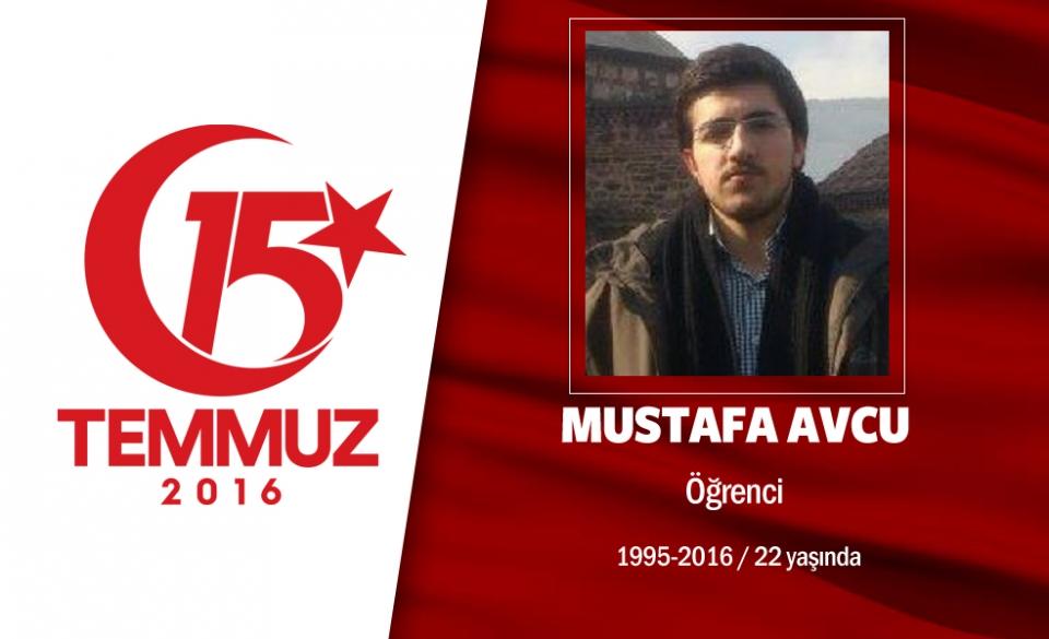 <p>1994 doğumlu Mustafa Avcu Gazi Üniversitesi İnşaat Mühendisliği’nde öğrenciydi. 15 Temmuz gecesi, arkadaşlarıyla birlikte çıktı sokağa... Ankara’daki Genelkurmay Başkanlığı’nın önüne gitti. Darbeci hainlerin açtığı ateş sonucu şehadet şerbetini içti.  Mustafa Avcu'nun babası Güneydoğu Gazisi Ayhan Avcu, "Ülkem adına gururluyum, o gece yaşananları 100 yıl sonra bu millet daha iyi anlayacak. Oğlum cihat meydanını boş bırakmayan bir mücahitti" dedi. Oğlunun dileğini dile getirdi, "bir olun, parçalanmayın" diye konuştu. Genç Mustafa Avcu, memleketi Çorum’da son yolcuğuna uğurlandı.  </p>
