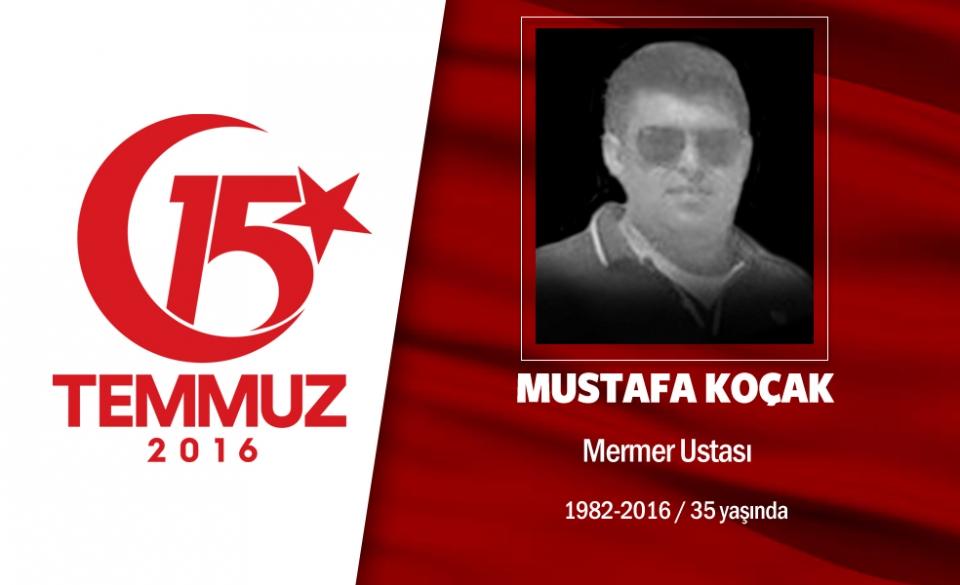 <p>34 yaşındaki Mustafa Koçak, yurt dışında özel bir şirkette mermer işçisi olarak çalışıyordu. Evli ve iki çocuk babasıydı. İzin dönemlerinde Ankara Sincan'daki ailesinin yanında kalıyordu. 15 Temmuz gecesi Cumhurbaşkanı Erdoğan'ın çağrısıyla sokağa çıktı. Cumhurbaşkanlığı Külliyesi'ni korumaya gitti, sabahın ilk  ışıklarına kadar mücadele etti. Hain darbecilerin gasp ettiği savaş uçaklarıyla Cumhurbaşkanlığı Külliyesi yakınlarına düzenlediği saldırıda şehit düştü. Şehit Mustafa Koçak'ın cenazesi memleketi Yozgat’ın Çayıralan ilçesi Gülyayla köyünde dualarla ve tekbirlerle defnedildi.  </p>
