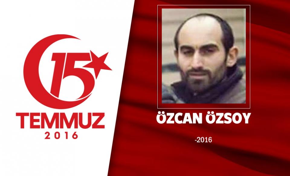 <p>Özcan Özsoy  FETÖ darbe girişimine karşı direnmek için gittiği Beştepe Jandarma Genel Komutanlığında darbeci askerlerin kurşunuyla başından vurulan Özcan Özsoy, 12 Kasım'da tedavi gördüğü hastanede şehit oldu. 4 ay boyunca tedavi gördüğü Gazi Üniversitesi Tıp Fakültesi Hastanesi'nde şehit olan 30 yaşındaki Özcan Özsoy’un 3 yaşında bir oğlu vardı. Şehit Özcan Özsoy'un ağabeyi Tekin Özsoy Yeni Şafak'a yaptığı açıklamada, Cumhurbaşkanı Recep Tayyip Erdoğan'ın, "Meydanlara inin" çağrısı üzerine Beştepe'ye gittiklerini belirterek <br />
15 Temmuz gecesini şöyle anlattı: "15 Temmuz gecesi saat 1 gibi beraber Jandarma Genel Komutanlığının oraya çıktık. 2.30 gibi ben yaralandım. O zamana kadar beraberdik. 2.30'dan sonra iyice olaylar tırmanmaya başlayınca karmaşada birbirimizi kaybettik. Sabaha karşı da hastaneleri dolaşayım dedim. Sabah Gazi Hastanesinde buldum, başından vurulmuştu. Tedavisi devam etti. Dün gece 1.30 gibi de Hakk'a yürüdü." Kardeşinin tedavi döneminde konuşamadığını belirten Özsoy, "Boğazı delikti daha rahat nefes alıp verebilmesi için. Konuşamıyordu. Son dönem bilinci açılmıştı. Ufak ufak hareketler yapmaya başlamıştı. Bir gün öncesinde enfeksiyon başladı, dün gece de şehit oldu" ifadelerini kullandı. </p>
