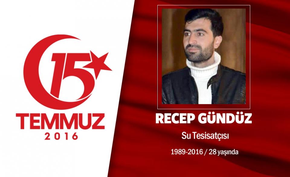 <p>27 yaşındaki Recep Gündüz İstanbul’daki bir inşaatta çalışıyordu. 15 Temmuz gecesi hain kalkışmanın ilk başladığı yerlerden biri olan Boğaziçi Köprüsü’ne gitti. Darbecilerin açtığı ateş sonucu şehit düştü. Memleketi Erzincan’ın Tercan ilçesinde, Kurukol Köy Mezarlığı’nda son yolculuğuna uğurlandı. Şehidin babası, “Recep’im gitti, Ahmed’im, Mehmed’im var; Biz varolduktan sonra hainlere fırsat verilmeyecek” dedi. Recep Gündüz’ün adı Sivas’ta Şehit Recep Gündüz Anadolu İmam Hatip Lisesi’nde yaşatılacak.  </p>

<p> </p>
