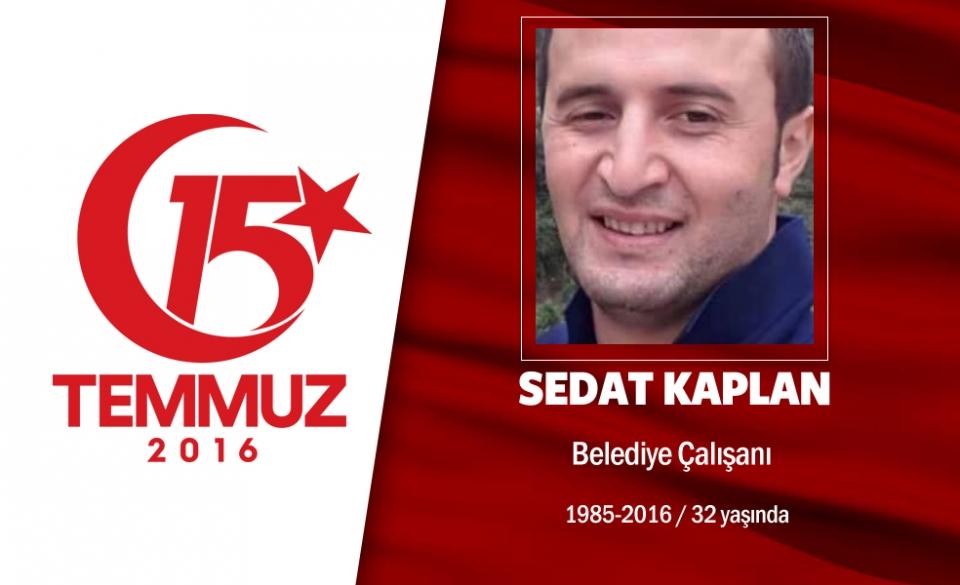 <p>Kanser tedavisi için geldi şehit düştü. 31 yaşındaki Sedat Kaplan aslında Trabzon'da yaşıyordu.  15 Temmuz’dan birkaç gün önce Trabzon’dan Ankara’ya kanser tedavisi için gelmişti. Sedat Kaplan darbe teşebbüsü sırasında AK Parti Ankara İl binası önünde darbeciler tarafından açılan ateş sonucu şehit oldu. Şehidin adının Trabzon'un Yomra ilçesindeki bir caddeye verilmesi kararı alındı. Baba Kaplan, oğlunun o gece otelinden adeta kaçarak AK Parti İl Başkanlığı önüne gittiğini öğrendiklerini belirterek “Kaldığı oteldeki güvenlik çıkarmamış. O otelden kaçmış gitmiş” dedi. Kaplan, Trabzon'un Yomra ilçesinde son yolculuğuna uğurlandı. </p>

<p> </p>

