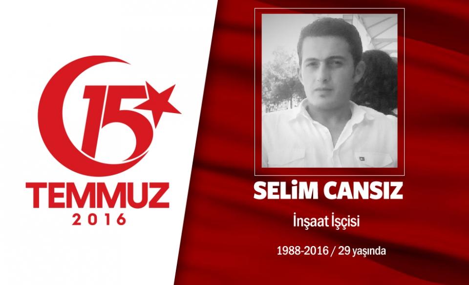 <p>28 yaşındaki Selim Cansız, Ankara'da inşaat işçiliği yapıyordu. Aslen Gümüşhaneli olan Selim Cansız evli ve bir çocuk sahibiydi. Cumhurbaşkanı Erdoğan'ın çağrısı üzerine önce abdest aldı, sonra eşi ve kızıyla helalleşti. Ardından eniştesiyle birlikte başkent Ankara sokaklarındaki direnişee katıldı. Selim Cansız, Genelkurmay Başkanlığı ile Gazi Meclis arasındaki kavşakta darbecilerin ele geçirdiği helikopterden atılan bomba sonucu şehit düştü. Saldırıda eniştesi de yaralandı. Şehidin babası, "Görev bize düşerse biz de memleketimiz için canımızı seve seve vermeye hazırız" diyor. Şehit Selim Cansız,  Ankara Karşıyaka Mezarlığı’nda son yolculuğuna uğurlandı.Şehidin adı,  Kütahya Şehit Selim Cansız Anadolu İmam Hatip Lisesi'nde yaşayacak.  </p>

<p> </p>
