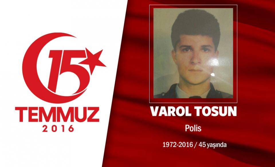 <p>44 yaşındaki Varol Tosun, Ankara Etimesgut Terörle Mücadele Şube Müdürlüğü'nde görevliydi. Evli ve</p>

<p>iki çocuk babasıydı. Birçok terörle mücadele operasyonunda yer almıştı. 15 Temmuz gecesi hemen</p>

<p>görevi başına geçti. Hain darbecilerin saldırısında şehit düştü. Şehidin babası, evine dev Türk bayrağı</p>

<p>astı. Şehidin ağabeyi, 'Senin yerine ben öldürülseydim' diye feryat etti. Utku ve Birol babasız kaldı.</p>

<p>Şehit Varol Tosun, memleketi Niğde Derbent Şehit Mezarlığı'nda son yolculuğuna uğurlandı. Şehidin</p>

<p>adı, Niğde Şehit Varol Tosun Ortaokulu'nda yaşayacak. </p>
