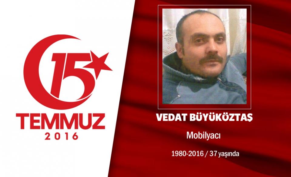 <p>Eşi ve 2 çocuğunu trafik kazasında kaybetmişti, o da 15 Temmuz'da şehit oldu. 36 yaşındaki Vedat</p>

<p>Büyüköztaş, Ankara'da mobilyacılık yapıyordu. 4 yıl önce bayram dönüşü meydana gelen trafik</p>

<p>kazasında 5 yaşındaki Altay ve 3 yaşındaki Sudenaz ve eşi Sevda Büyüköztaş'ı kaybetmişti. Kendisi de</p>

<p>aynı kazadan yaralı olarak kurtulmuştu. 15 Temmuz gecesi darbeci işgali altındaki Genelkurmay</p>

<p>Başkanlığı önüne gitti, darbecilerin kurşunlarınn hedefi oldu, olay yerinde şehit düştü. Şehidin annesi,</p>

<p>"Yavrum bu ülke için canını hiçe sayarak korkusuz bir şekilde bu hainlerin üzerine yürüdü." dedi.</p>

<p>Şehit Vedat Büyüköztaş, memleketi Aksaray'ın Sarıyahşi İlçesi'nde son yolculuğuna uğurlandı. </p>
